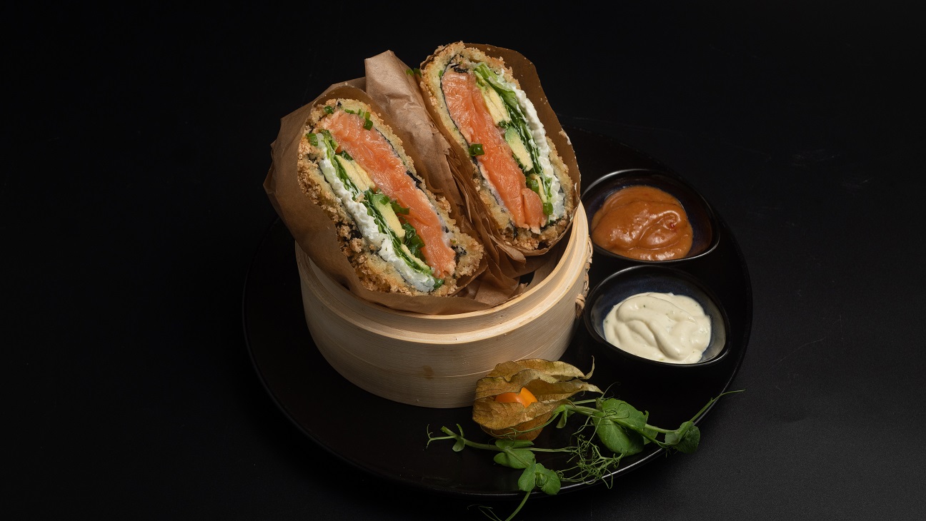 SUSHI BURGER Z SUROWYM ŁOSOSIEM