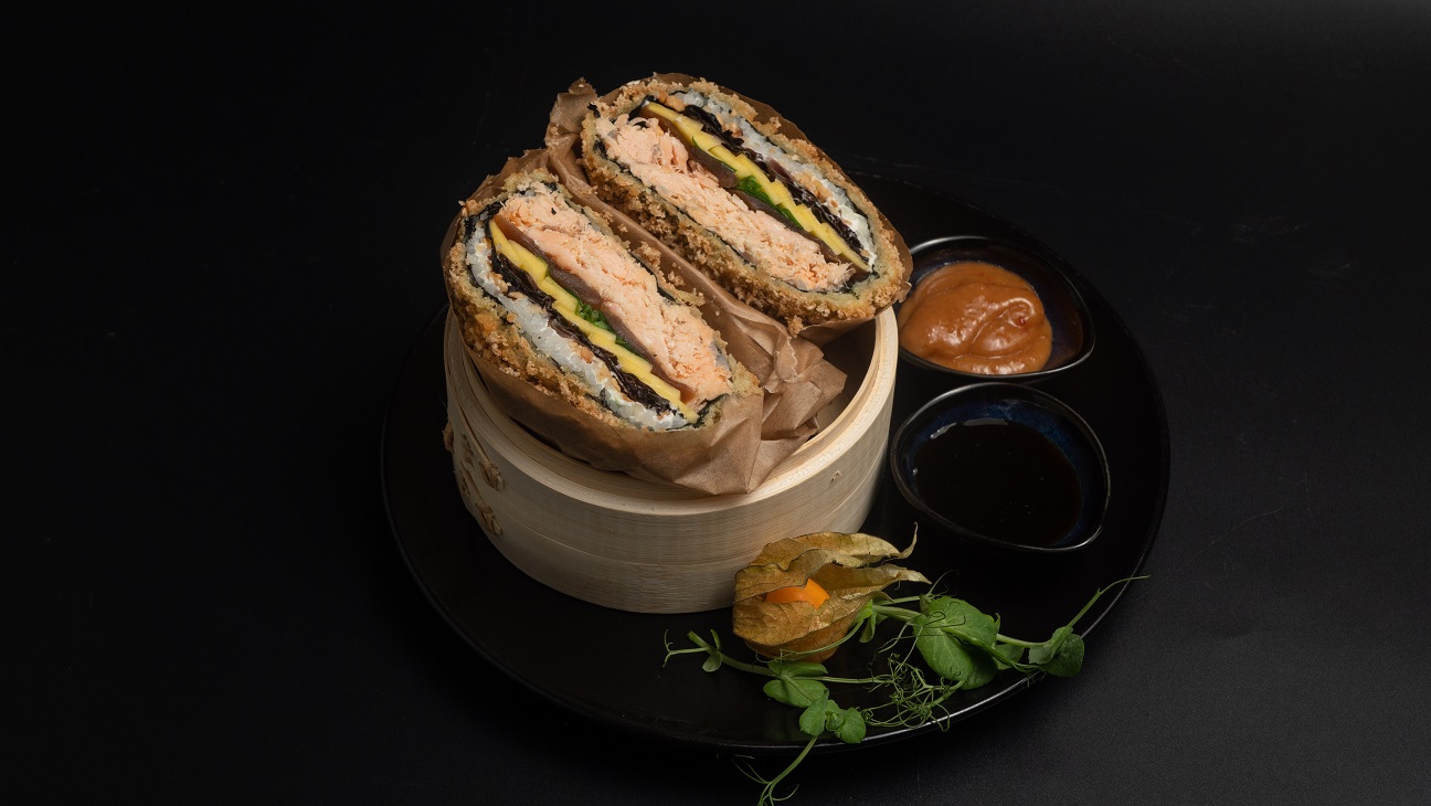 SUSHI BURGER Z GRILLOWANYM ŁOSOSIEM