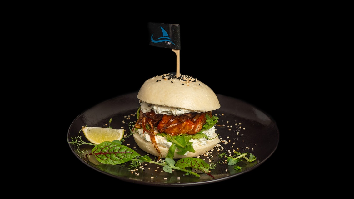 BAO BURGER Z ŁOSOSIEM
